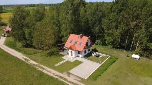 Caloroczny domek letniskowy ze stawem