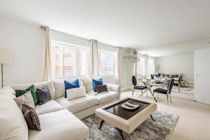 Knightsbridge Chic 1BR Beside Harrods with Netflix