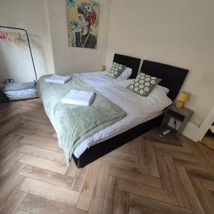 Central Brighton, 2 bedrooms, sleeps 5