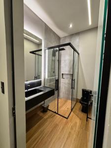 Apt novo no centro com garagem, ar condicionado, perto de tudo que você precisa