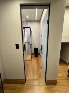 Apt novo no centro com garagem, ar condicionado, perto de tudo que você precisa