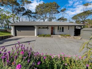 Oceanfront Beauty in Lilli Pilli