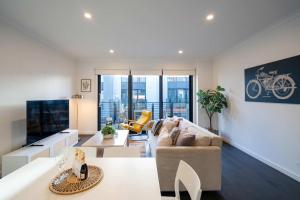 Bright 3 level townhouse