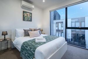 Bright 3 level townhouse