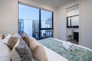 Bright 3 level townhouse