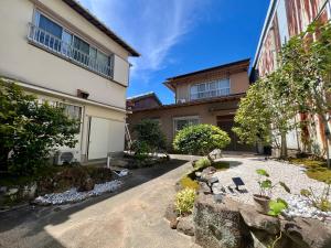 Kumano Casa Just a 4-minute walk from Kii-Tanabe Station, your private, fully detached rental house on a tranquil property is the perfect base for exploring Tanabe City and Shirahama, from the gateway to the Kumano Kodo!