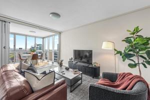 Top Floor 2Bed-2Bath-2Car-Pool-Views - CBD