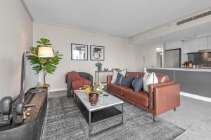 Top Floor 2Bed-2Bath-2Car-Pool-Views - CBD