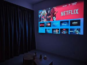 Netflix - City View Pano Studio with Skypool, Free parking and 5 mins to MRT