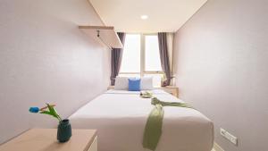 Spacious and Comfort Stay 3BR at Gold Coast Apartment By Travelio