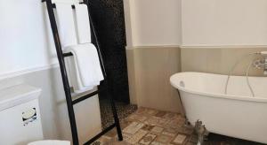 AT Kung Kra baen Hotel and Residence