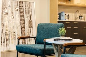 Spectacular LOFT in Heart of LA with GYM, Pool, parking