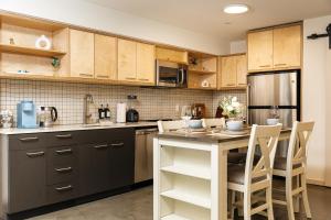 Spectacular LOFT in Heart of LA with GYM, Pool, parking