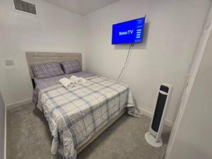 Bedroom with TV in Upland E