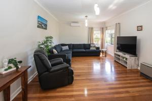 Beach Retreat on Kent- Bikes, Large Backyard, Gas BBQ