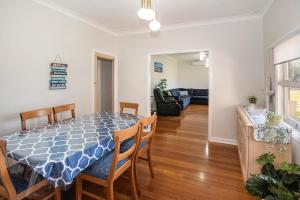 Beach Retreat on Kent- Bikes, Large Backyard, Gas BBQ