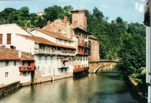 B&B / Chambres d'hotes DOMAINE MOURGUY Chambres d-Hotes chez le vigneron : photos des chambres