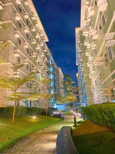 1BR Condo with Pool, Netflix, Karaoke, Toiletries by TDP Staycation