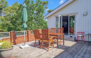 Amazing Home In Höviksnäs With Wifi