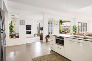 Madeleines Retreat 450M to Beach & 1KM to Shops