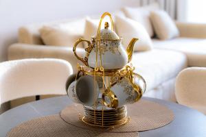 Elegant Downtown Escape 1BR w Balcony, Pool & Gym