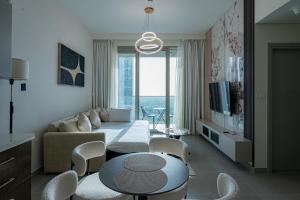 Elegant Downtown Escape 1BR w Balcony, Pool & Gym