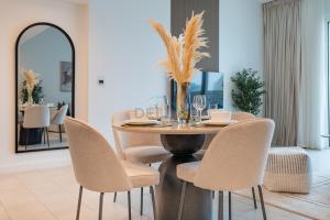 Steps from Marina Beach, AquaFun & The Walk, Mins to Bluewaters Island and Ain Dubai - La Vie, Jumeirah Beach Residence by Deluxe Holiday Homes