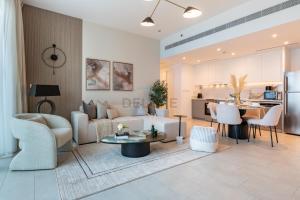 Steps from Marina Beach, AquaFun & The Walk, Mins to Bluewaters Island and Ain Dubai - La Vie, Jumeirah Beach Residence by Deluxe Holiday Homes