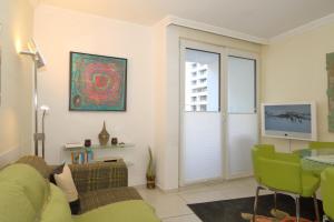 App-Ottsen-Direkt-gegenueber-der-„Sylter-Welle“-im-Haus-Atlantic