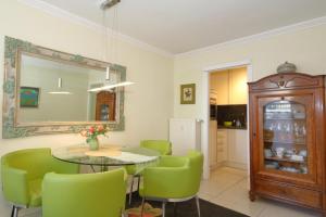 App-Ottsen-Direkt-gegenueber-der-„Sylter-Welle“-im-Haus-Atlantic