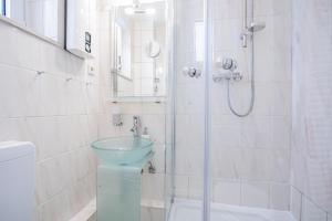 App-Ottsen-Direkt-gegenueber-der-„Sylter-Welle“-im-Haus-Atlantic