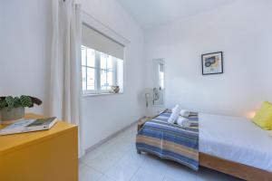 Apartment Lagos above Coffee and Waves