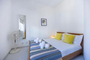 Apartment Lagos above Coffee and Waves