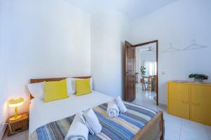 Apartment Lagos above Coffee and Waves