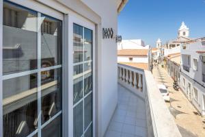 Apartment Lagos above Coffee and Waves