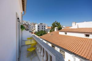 Apartment Lagos above Coffee and Waves