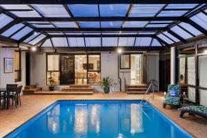 The Pool House - Heated Indoor Pool & BBQ Area