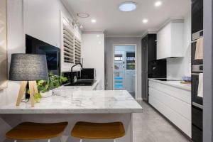 The Pool House - Heated Indoor Pool & BBQ Area