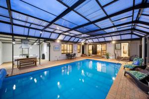 The Pool House - Heated Indoor Pool & BBQ Area