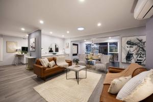 The Pool House - Heated Indoor Pool & BBQ Area