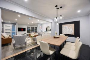 The Pool House - Heated Indoor Pool & BBQ Area