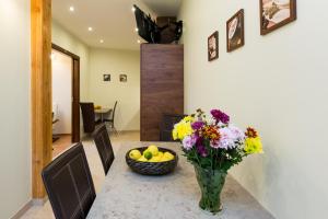 Vanilla 1, 2bdr 2bth 5min to Main Square