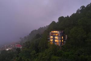 Pristine Pines by VEO, StayVista - 8BHK Mountain-View Villa with Table Tennis