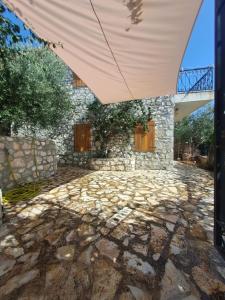 Roots Dhermi - Private House