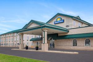 Days Inn & Suites by Wyndham Winkler
