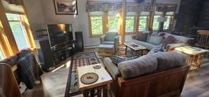 Group Cabin with Pool Table, Spa and Many More Amenities in Maine