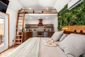 Impressive Intimate Tiny Cabin with Lofted Interior and Outdoor Shower in Texas