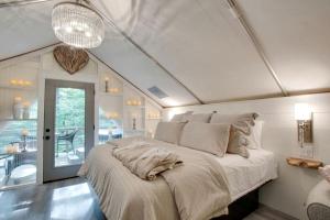 Gorgeous Tented Cabin and Sauna and Hot-tub in Scottsboro, Alabama