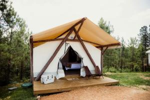 Amazing Safari Tent with Sauna, Fire Pit and Hot-tub in Cadiz, Kentucky