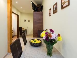 Vanilla 1, 2bdr 2bth 5min to Main Square